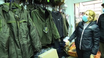 Продають на гуртовому ринку чимало товарів вітчизняних виробників Продають на гуртовому ринку чимало товарів вітчизняних виробників