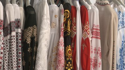 Оберіг з уламками ракет: у Черкасах створили "стріляну" вишиванку Оберіг з уламками ракет: у Черкасах створили "стріляну" вишиванку