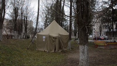 Намет для прийому хворих на COVID-19 облаштували на подвір'ї дитячої лікарні в Тернополі