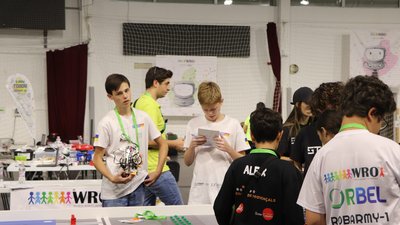 На Рівненщині подружжя переселенців навчає дітей робототехніці та програмуванню На Рівненщині подружжя переселенців навчає дітей робототехніці та програмуванню
