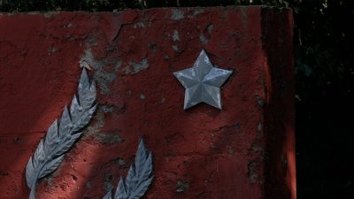 Пам'ятник в плівці: чому в Млинові на Рівненщині замотали меморіал, який підлягає декомунізації Пам'ятник в плівці: чому в Млинові на Рівненщині замотали меморіал, який підлягає декомунізації