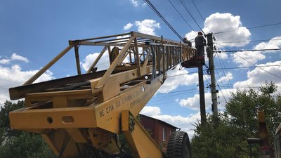 Енергетики відновлюють електропостачання на Харківщині після обстрілів