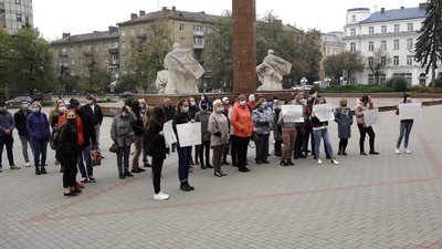 Жителі прикарпатського села Бринь приїхали до ОДА вимагати ремонту дороги Жителі прикарпатського села Бринь приїхали до ОДА вимагати ремонту дороги