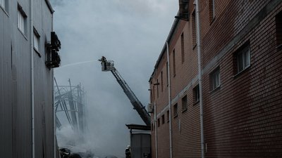 Рятувальник гасить пожежу