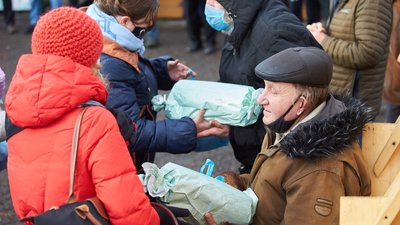 Торік волонтери роздавали теплі пледи, запаковані у формі цукерок Торік волонтери роздавали теплі пледи, запаковані у формі цукерок