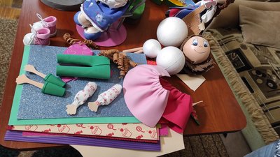 Жителька Тернопільщини виготовляє ляльки, схожі на казкових героїв й історичних персонажів Жителька Тернопільщини виготовляє ляльки, схожі на казкових героїв й історичних персонажів