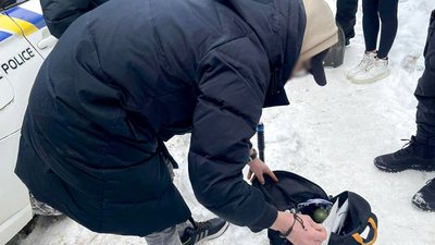 Психотропи та бурштин: у жителя Рівненського району під час обшуку вилучили заборонені речовини Психотропи та бурштин: у жителя Рівненського району під час обшуку вилучили заборонені речовини