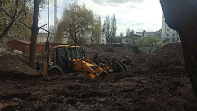 У житомирі комунальники продовжують ліквідовувати наслідки пориву колектора У житомирі комунальники продовжують ліквідовувати наслідки пориву колектора