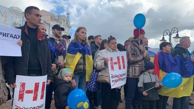 "Ні приєднанню до РФ": вінничани влаштували акцію проти "референдумів" на окупованих територіях України "Ні приєднанню до РФ": вінничани влаштували акцію проти "референдумів" на окупованих територіях України