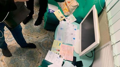 У Херсоні СБУ затримала групу осіб, які виготовляли підробні ПЛР-тести на COVID-19 У Херсоні СБУ затримала групу осіб, які виготовляли підробні ПЛР-тести на COVID-19