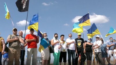 "Жодної краплі води окупанту!": на Херсонщині на дамбі Північно-Кримського каналу відбулась акція