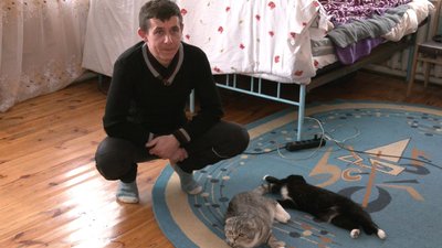 Шестеро дорослих, дев’ятеро дітей й кілька котів: багатодітна родина з Донеччини переїхала у село на Черкащині Шестеро дорослих, дев’ятеро дітей й кілька котів: багатодітна родина з Донеччини переїхала у село на Черкащині