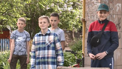 Із Патроном, "їжаками" і кодовим словом: у Черкасах школярі зробили блокпост Із Патроном, "їжаками" і кодовим словом: у Черкасах школярі зробили блокпост