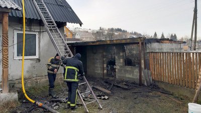 Горіли 4 тонни сіна: на Закарпатті сталася пожежа у будинку Горіли 4 тонни сіна: на Закарпатті сталася пожежа у будинку