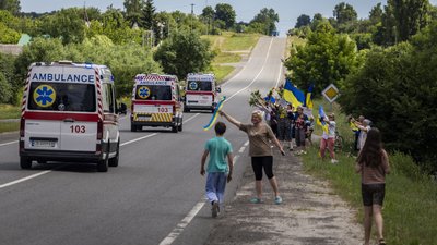 люди зустрічають звільнених з полону 26 червня 2026