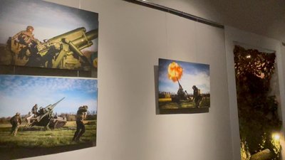 "Квіти війни"з Бахмутського напрямку: у Рівному презентували виставку фотосвітлин "Квіти війни"з Бахмутського напрямку: у Рівному презентували виставку фотосвітлин