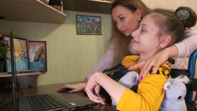 Діагноз – не перешкода для творчості. Черкащанка з ДЦП опанувала інтуїтивний живопис