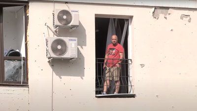 Чоловік на балконі у Харкові після обстрілу