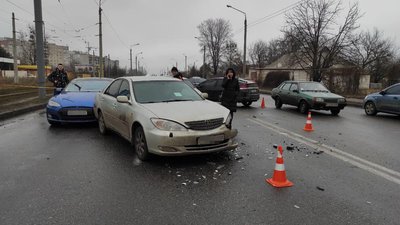 У Харкові зіткнулися чотири автомобілі: відео зіткнення
