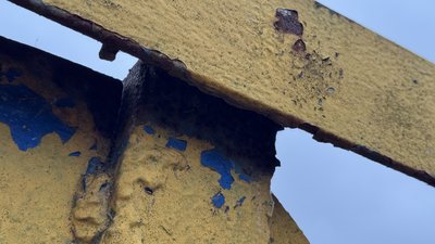 Сполучає два мікрорайони. У Кропивницькому руйнується пішохідний міст через річку