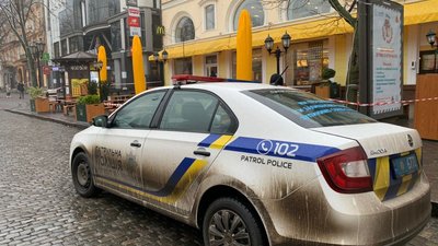 Чоловік погрожував підірвати гранату в Макдональдсі в центрі Одеси. Його затримали Чоловік погрожував підірвати гранату в Макдональдсі в центрі Одеси. Його затримали