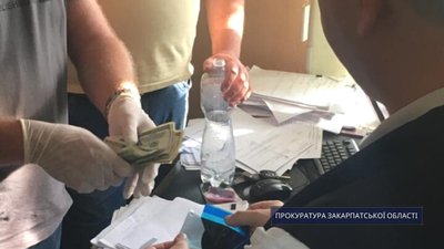 500 доларів за закриття кримінального провадження: на Закарпатті затримали слідчого 500 доларів за закриття кримінального провадження: на Закарпатті затримали слідчого