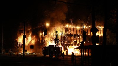 Сліди вибухової хвилі: зруйноване оснащення та розкидані меблі в стоматологічному кабінеті