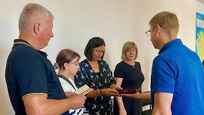 Андрій Маліцький вручає орден рідним Івана Дворяка Андрій Маліцький вручає орден рідним Івана Дворяка