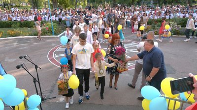 Усі класи навчатимуться у звичному режимі: у черкаській школі відбулось свято першого дзвоника
