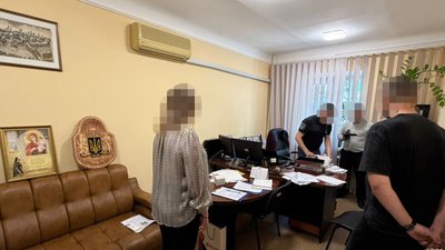 Посадовця Хмельницького відділу Управління Державної міграційної служби України судитимуть