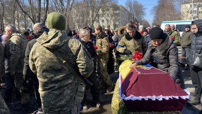 "Забирають кращих": у Полтаві попрощалися із п’ятьма воїнами, які загинули, захищаючи Україну
