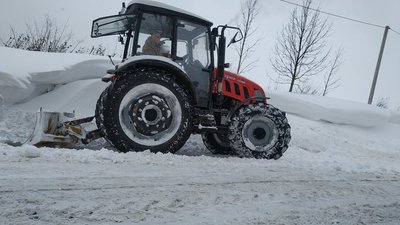 Прикарпатці самотужки прогортають заметені дороги