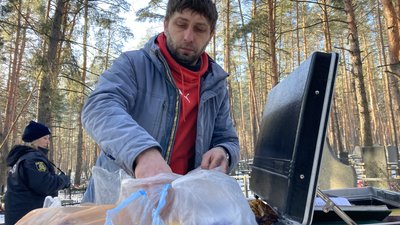 Загиблих в Ізюмі ховають вдруге. Імена 143 людей досі не встановили Загиблих в Ізюмі ховають вдруге. Імена 143 людей досі не встановили
