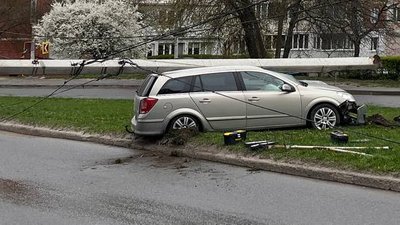 У Тернополі електроопора впала на автомобіль У Тернополі електроопора впала на автомобіль