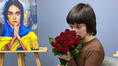 Аня Костарева із квітами