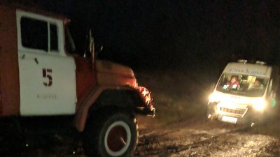 "Швидка" та вантажівки: на Полтавщині через погоду рятувальники витягували автівки