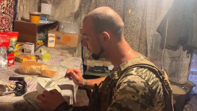 Готують суп під обстрілами і рятують цуценят: черкаський боєць про побут на фронті