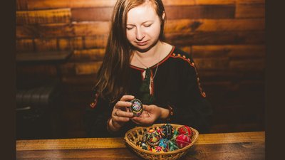 Писанкова терапія: як черкащанка у США розписує писанки і підтримує Україну