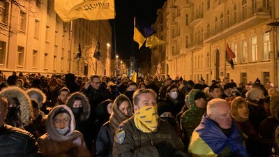 Учасники ходи пам'яті Небесної сотні в Києві протестували під стінами Офісу президента Учасники ходи пам'яті Небесної сотні в Києві протестували під стінами Офісу президента
