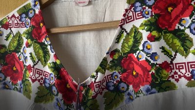 Вишиванка в окупації: історія херсонки, яка пошила сукню зі старовинних рушників та ходила в ній по місту Вишиванка в окупації: історія херсонки, яка пошила сукню зі старовинних рушників та ходила в ній по місту