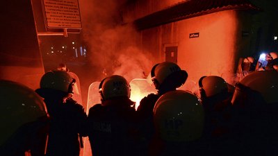 У Польщі футбольні фанати напали на учасників протести проти заборони абортів У Польщі футбольні фанати напали на учасників протести проти заборони абортів