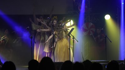 “50 артистів на сцені” — сумчанам показали святковий мюзикл “Добро переможе” “50 артистів на сцені” — сумчанам показали святковий мюзикл “Добро переможе”