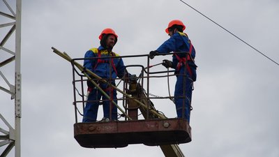 "Працює під обстрілами, аби у людей було світло": історія електромонтера із Запоріжжя "Працює під обстрілами, аби у людей було світло": історія електромонтера із Запоріжжя