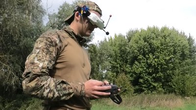 Військовослужбовець Юрій керує FPV-дроном Військовослужбовець Юрій керує FPV-дроном