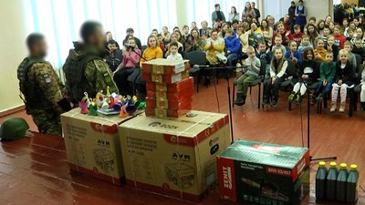 Продавали хендмейд вироби й їжу, яку самі приготували: учні житомирського ліцею зібрали гроші на генератори військовим
