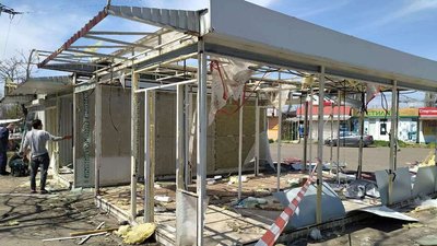 У Миколаєві демонтують незаконно встановлені кіоски У Миколаєві демонтують незаконно встановлені кіоски