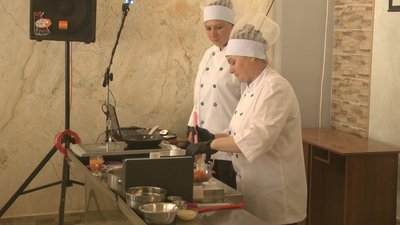 Кухарі показали як з одного набору продуктів приготувати різні види страв. Кухарі показали як з одного набору продуктів приготувати різні види страв.