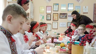 Майстер-клас із писанкарства для дітей організували для підтримки та продовження українських традицій Майстер-клас із писанкарства для дітей організували для підтримки та продовження українських традицій