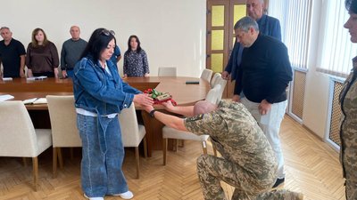 Дружині Момонта Олега Леонідовича вручають відзнаку чоловіка — медаль «Захиснику Вітчизни»