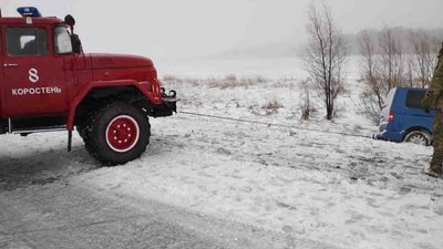 Негода на Житомирщині: у снігові замети потрапили пів сотні машин Негода на Житомирщині: у снігові замети потрапили пів сотні машин